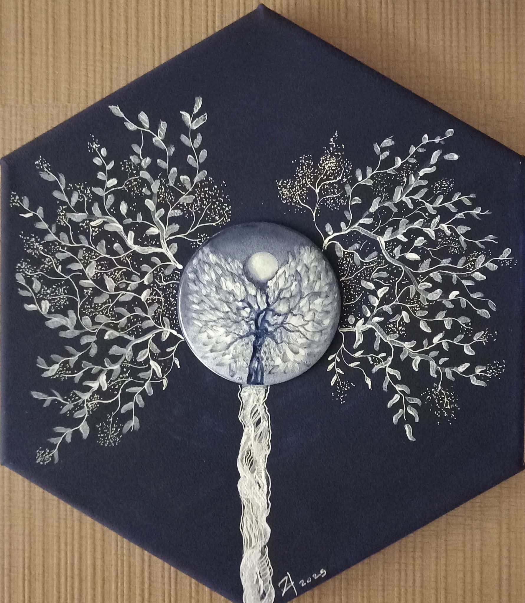 TELA IN ACRILICO ESAGONALE AL CENTRO UNA PIASTRA IN PORCELLANA DIPINTA A MANO RAPPRESENTANTE UN ALBERO / ANGELO BLU...L'ALBERO CONTINUA SULLA TELA CON I COLORI ACRILICI BLU E BIANCO