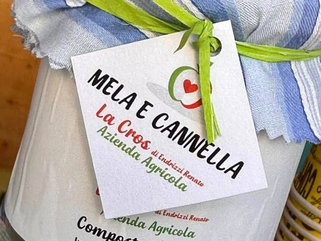 Vasetto di composta di mele aromatizzata alla cannella