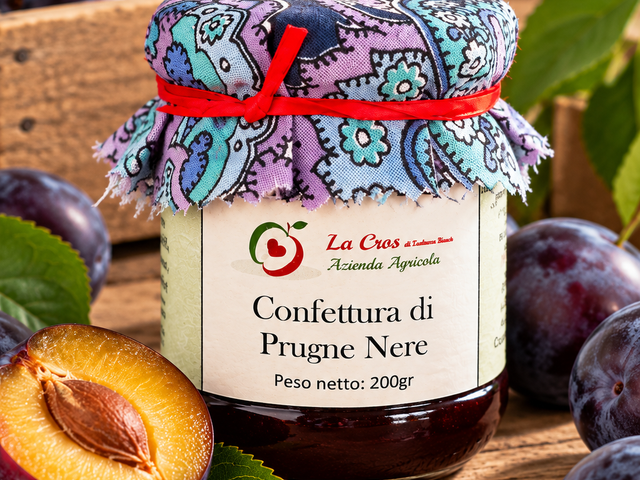 Vasetto di confettura di prugne nere