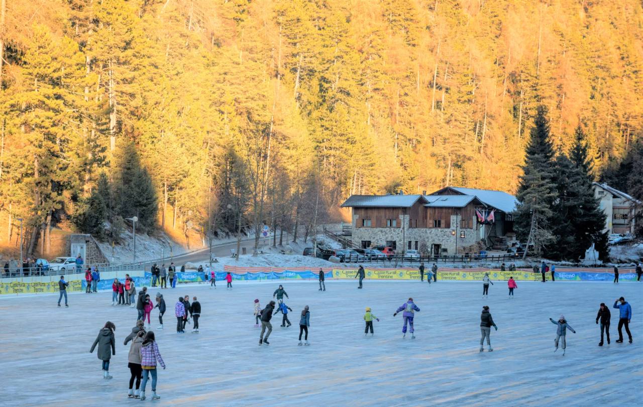 Pista di pattinaggio su ghiaccio al Lago Smeraldo, photo 1
