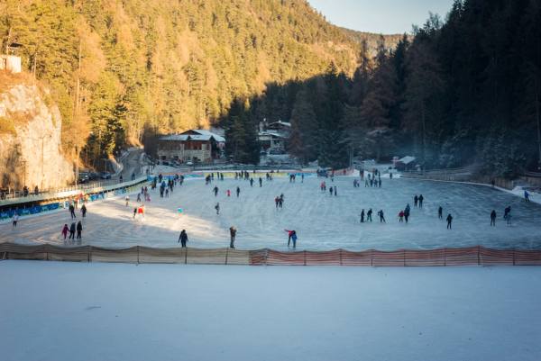 Pista di pattinaggio su ghiaccio al Lago Smeraldo, photo 3